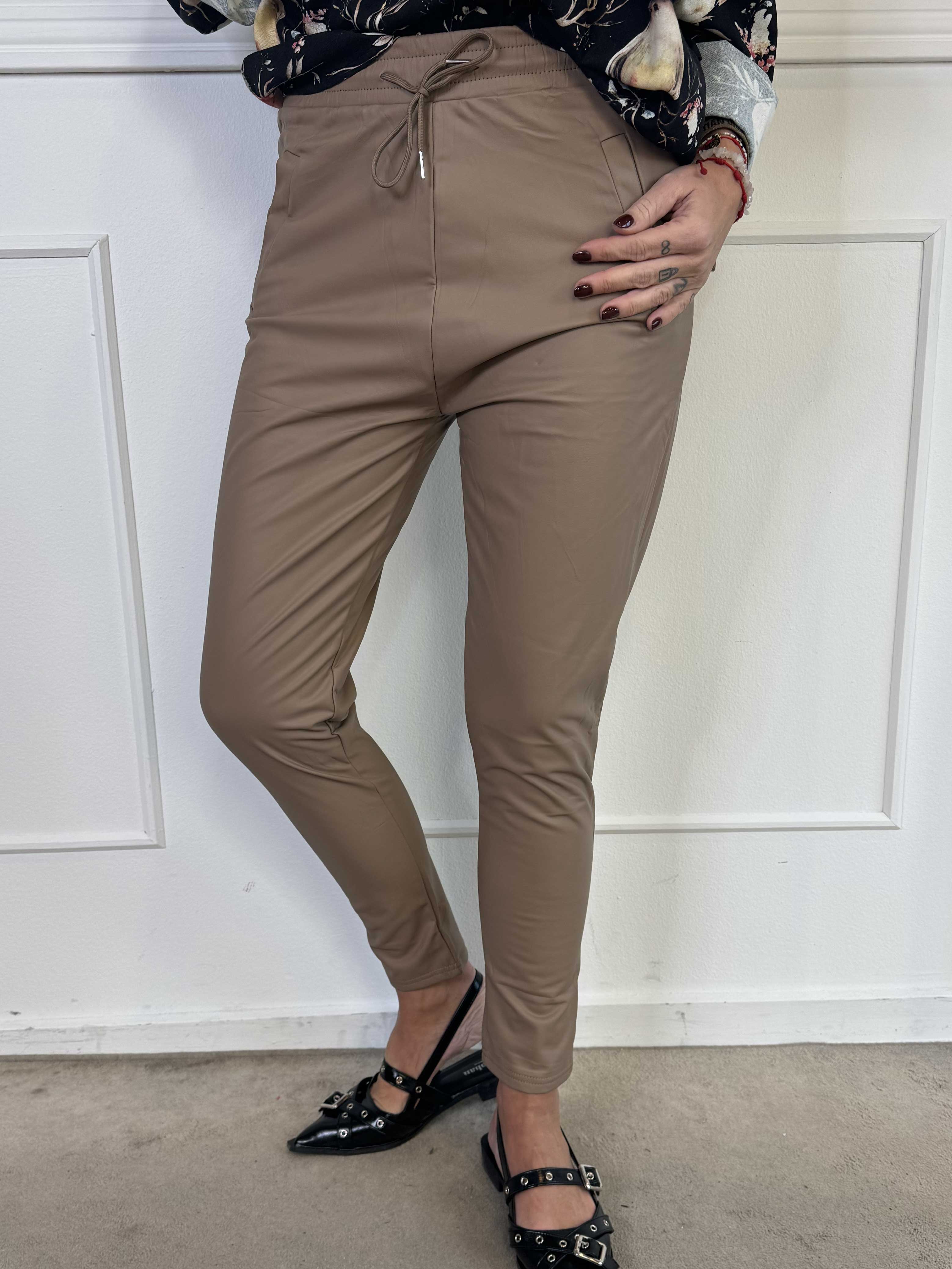 Niddi - Lösa byxor i läderlook